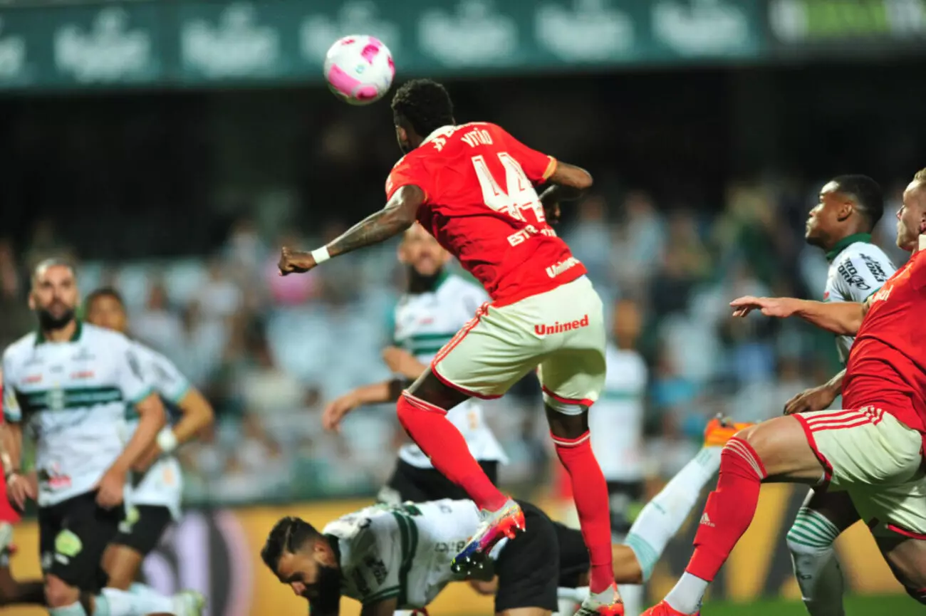 Internacional empata com o Coritiba e fica a dez pontos do líder Palmeiras