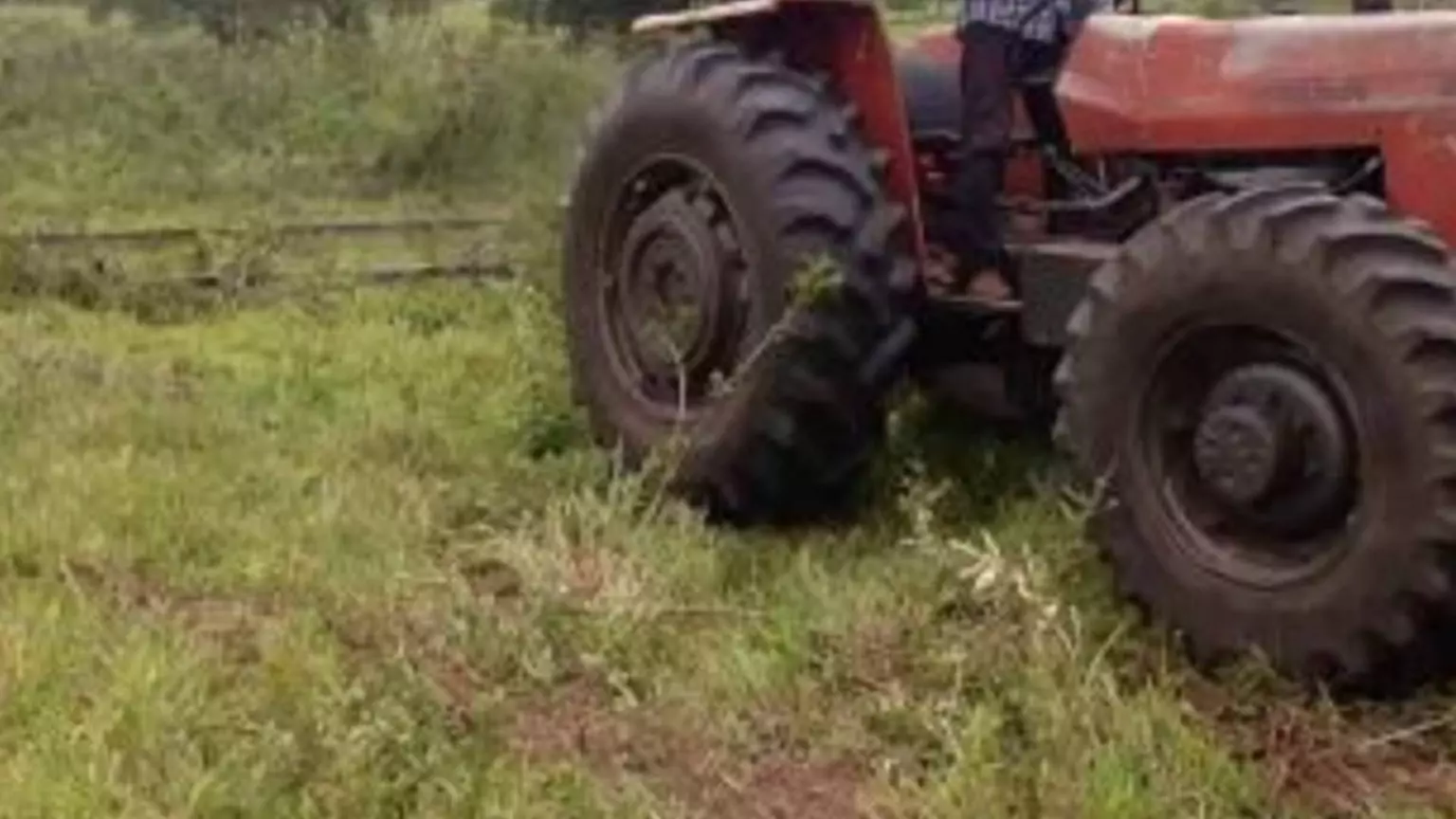 Funcionário de fazenda morre esmagado por trator após veículo capotar