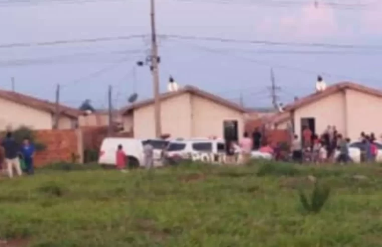 Homem é surpreendido por atiradores e executado enquanto construía muro de casa