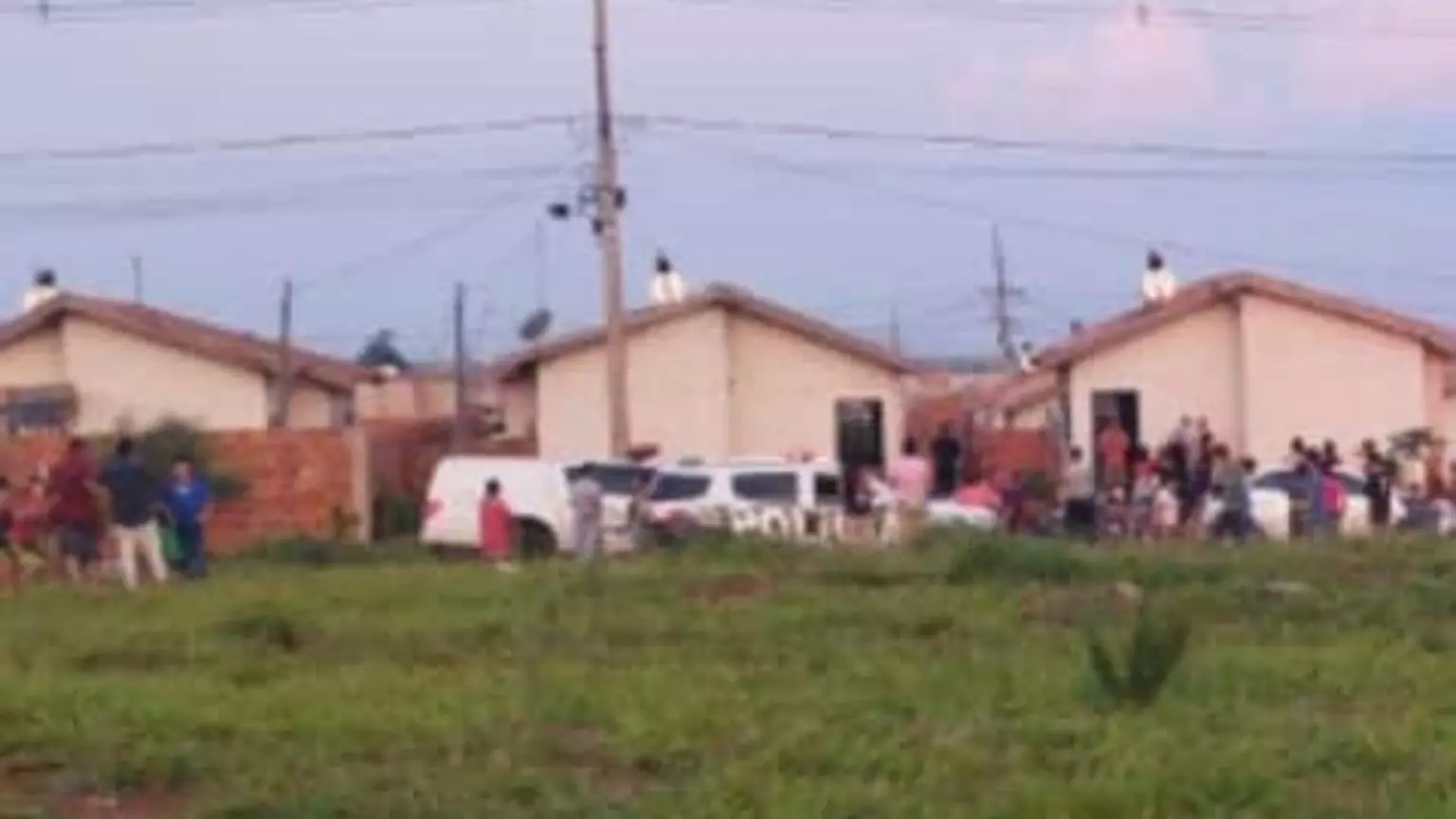 Homem é surpreendido por atiradores e executado enquanto construía muro de casa