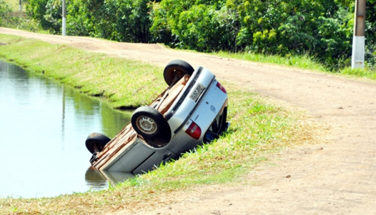 Motorista morre ao cair com veículo em represa na zona rural de Paraíso das Águas