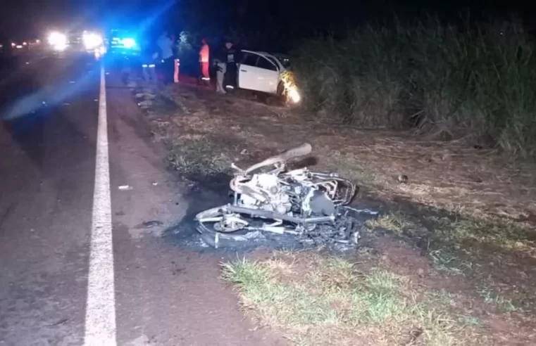 Motociclista morre ao ser lançado em colisão com Saveiro na BR-163