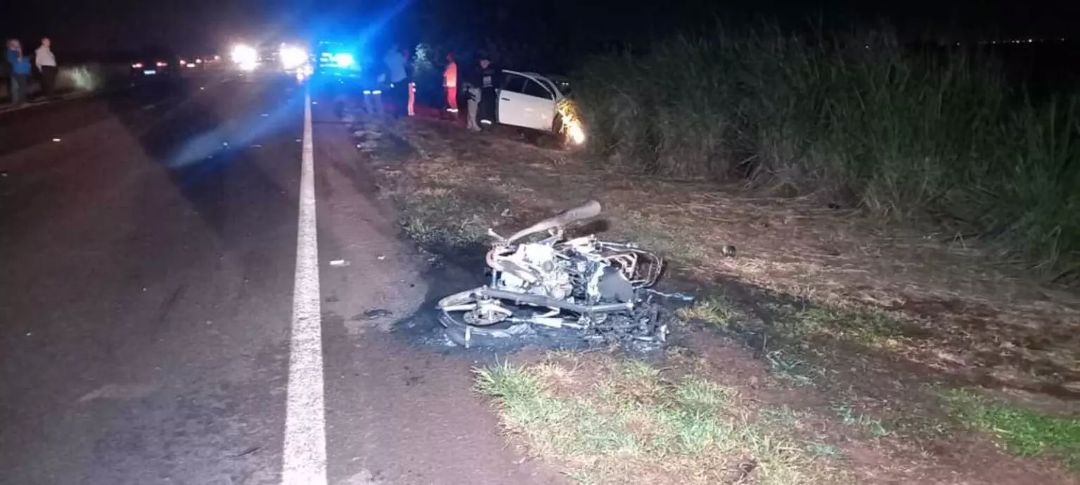 Motociclista morre ao ser lançado em colisão com Saveiro na BR-163