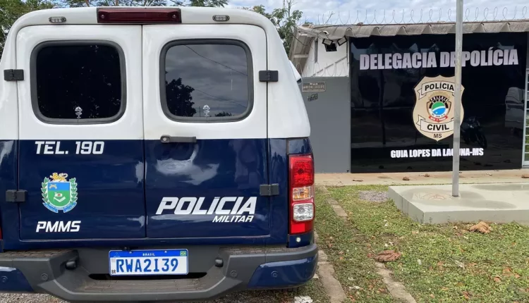 Mãe queima dedos da filha no fogão como “lição” e vai responder por crime