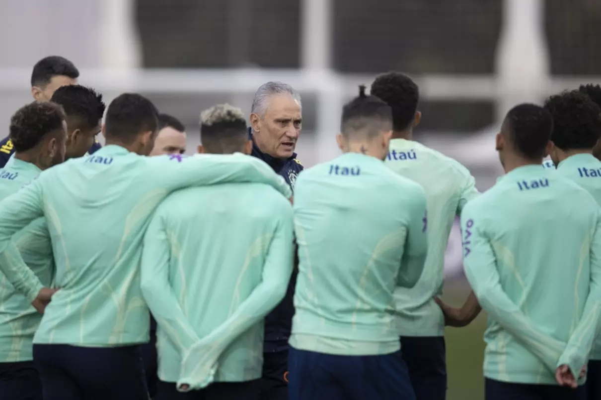 Tite veta registro de imagens em treino da seleção, mas dá pistas sobre formação