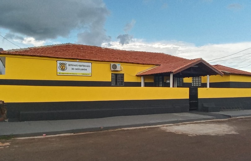 Câmeras de segurança flagram homem arremessando drogas para presídio de Cassilândia