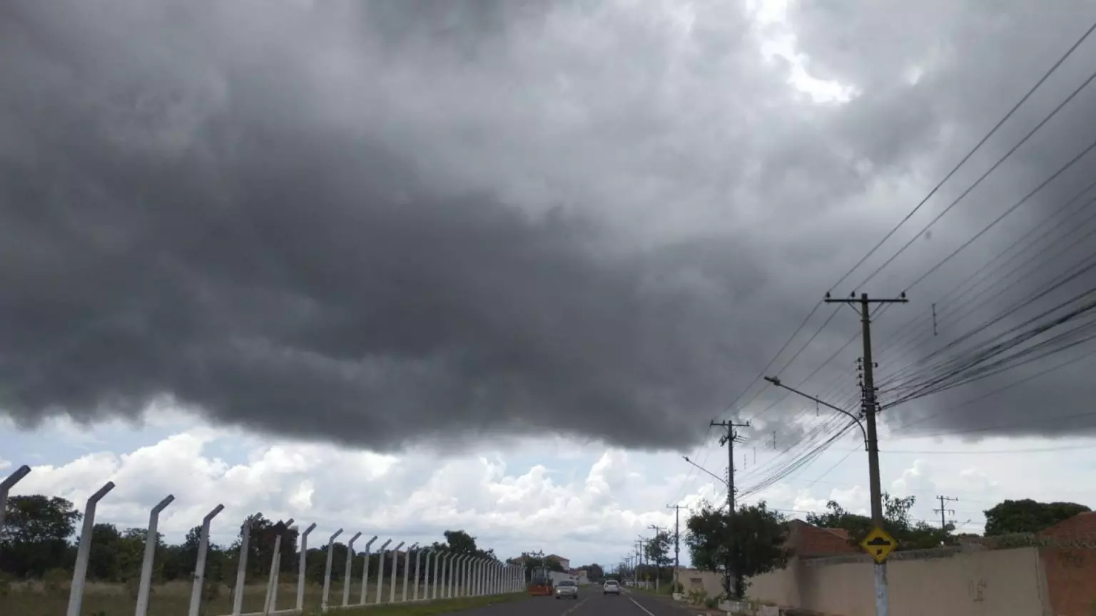 Nova frente fria deve derrubar temperaturas e MS deve registrar tempestades nesta segunda