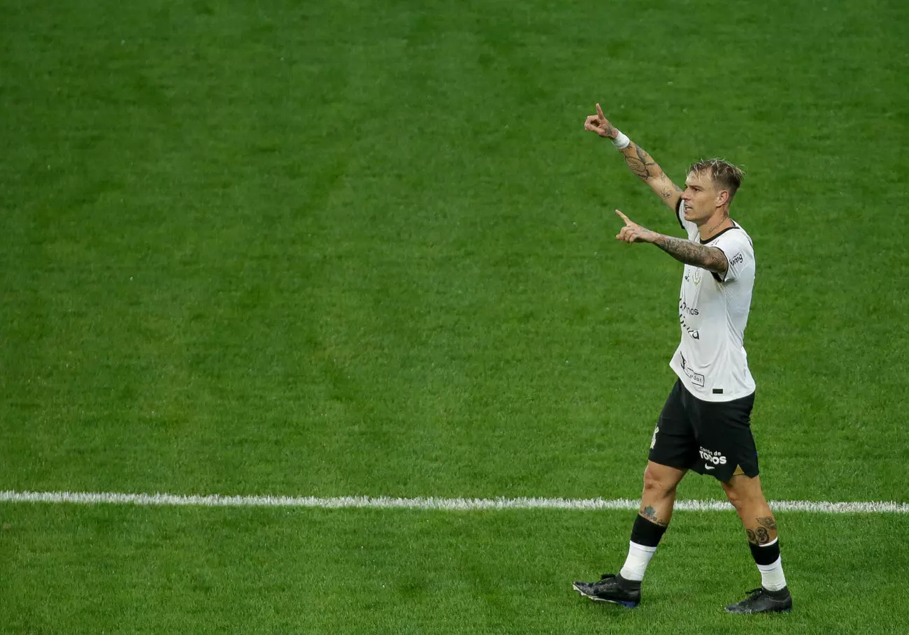 Corinthians leva gol relâmpago, mas busca virada e vence o Guarani pelo Paulista