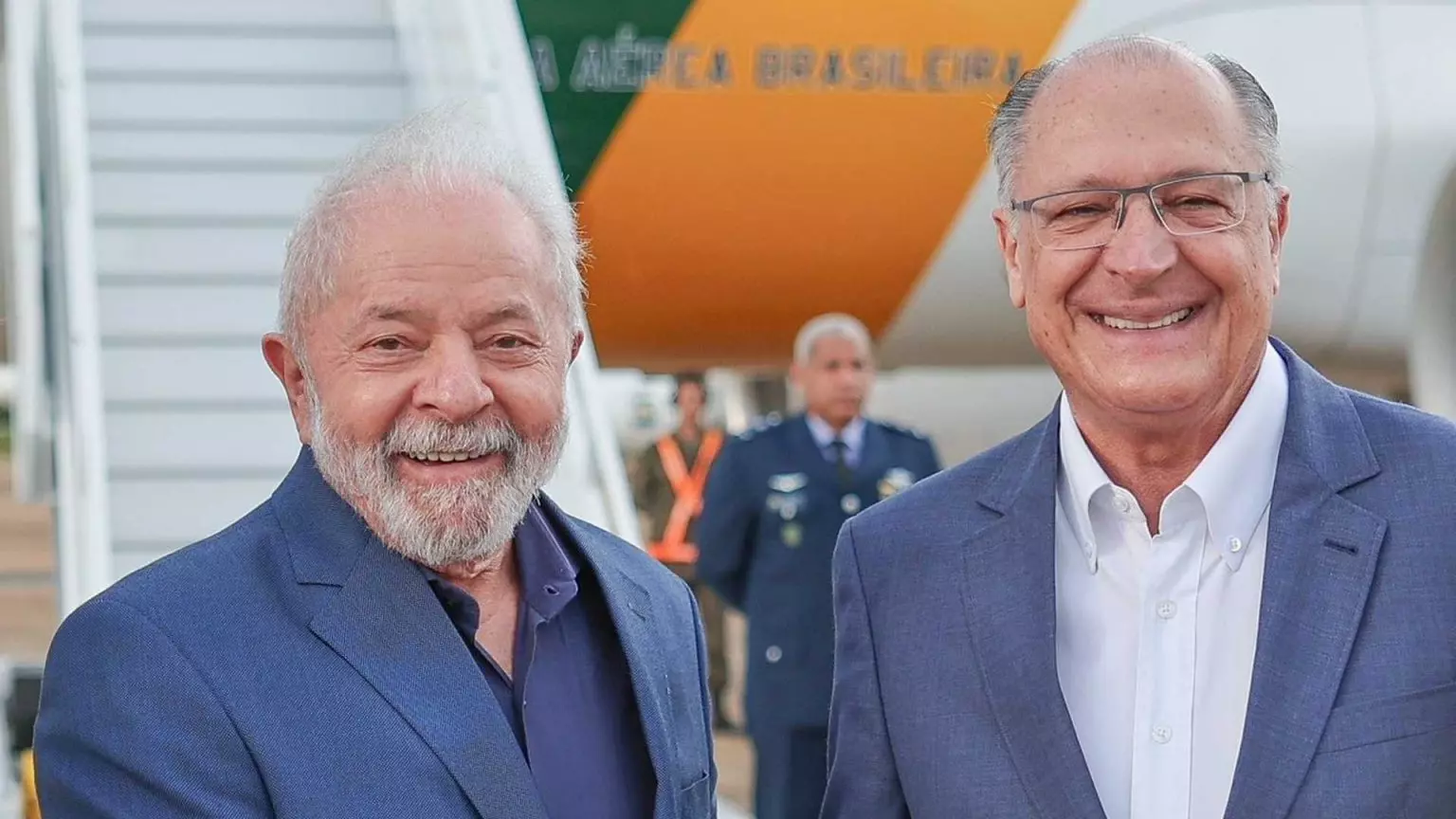 Lula embarca à Argentina, sua 1ª viagem internacional; Alckmin assume presidência