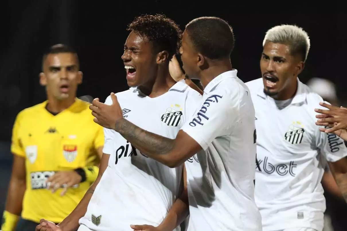 Santos elimina Fortaleza nos acréscimos da Copinha em jogo com quedas de energias