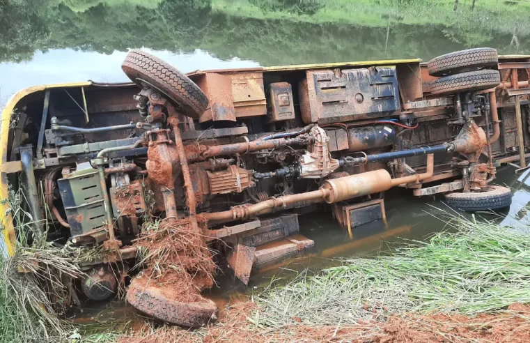 Ônibus escolar de Cassilândia tomba e vai parar dentro de represa