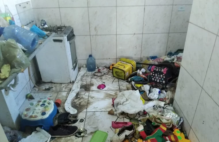 Seis crianças são encontradas sem roupas, com fome e sede em casa cheia de fezes em Campo Grande