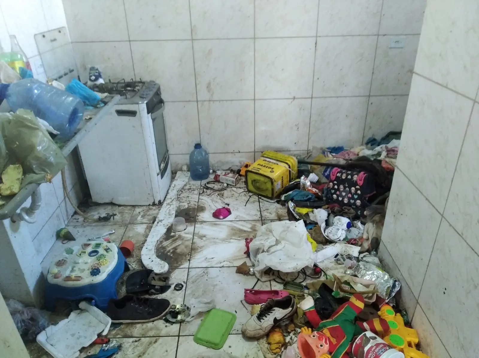 Seis crianças são encontradas sem roupas, com fome e sede em casa cheia de fezes em Campo Grande