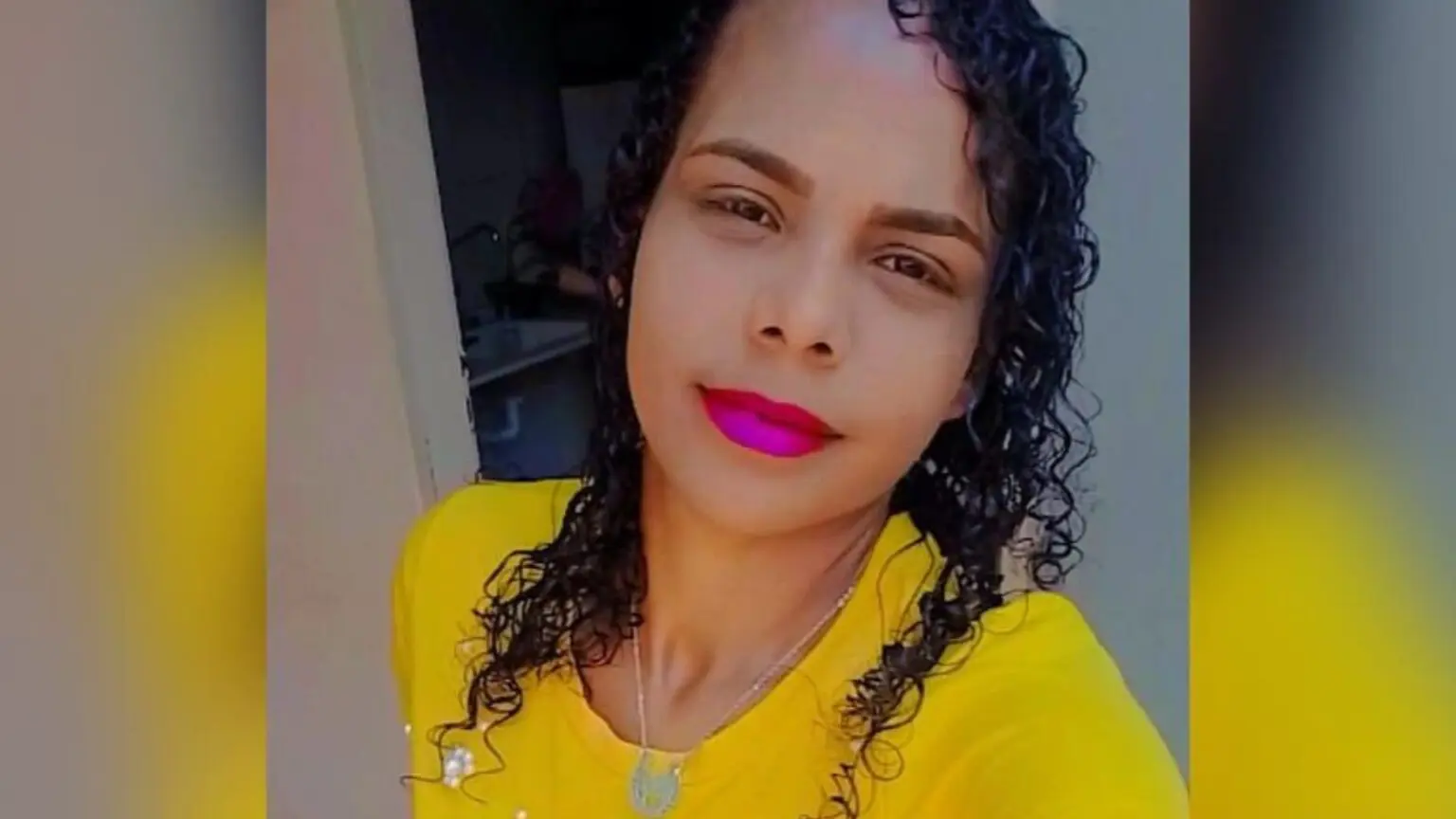 Mulher é morta a facadas pelo ex-marido, que sequestra filha de 2 anos após crime