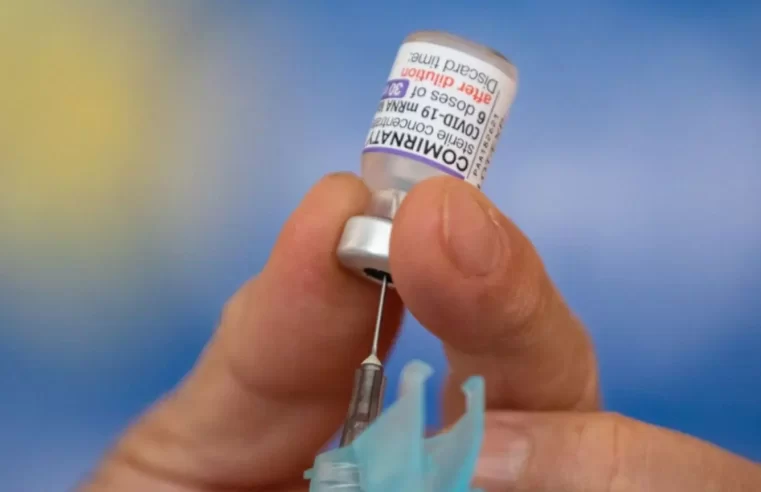 Mais de 4,5 milhões de brasileiros do grupo prioritário já tomaram a vacina bivalente contra a Covid-19