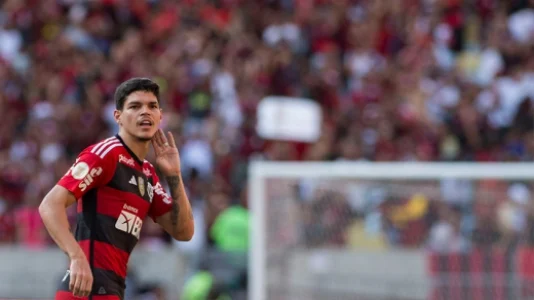 Gabigol encerra jejum, Flamengo vence o Coritiba pelo Brasileirão sob os olhares de Sampaoli e ameniza crise