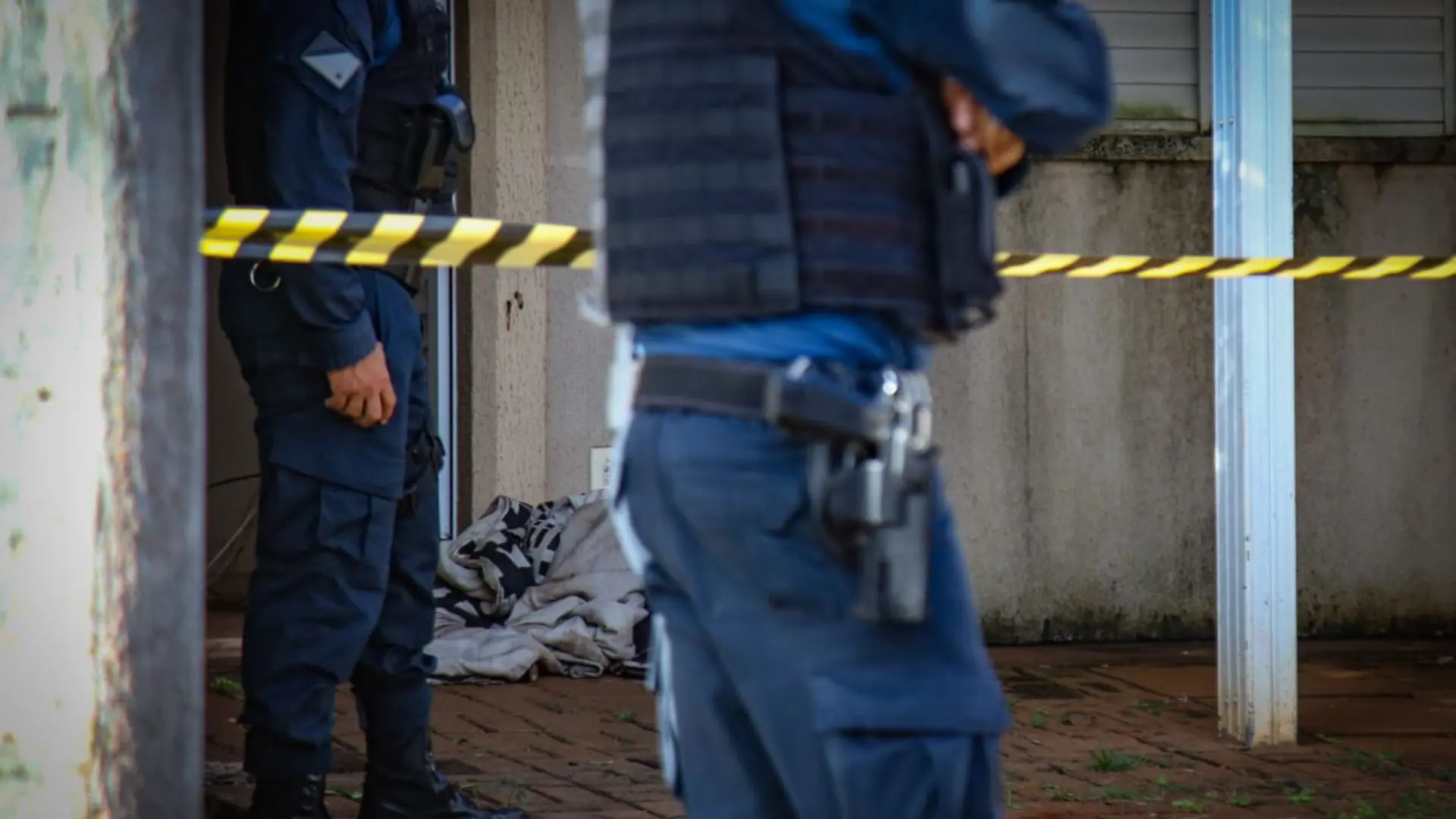 Corpo de homem é encontrado caído na porta de casa em condomínio de Campo Grande