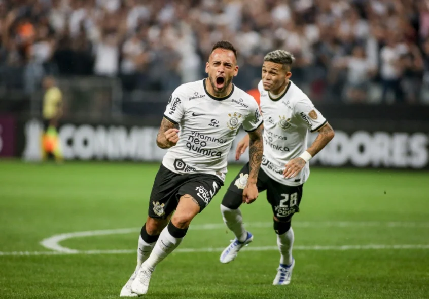 Corinthians acorda no segundo tempo, vence o Cruzeiro e quebra tabu de estreias em casa pelo Brasileirão