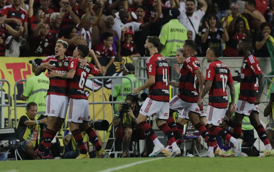 Ayrton Lucas brilha, Flamengo vence o Fluminense e abre boa vantagem na final do Campeonato Carioca