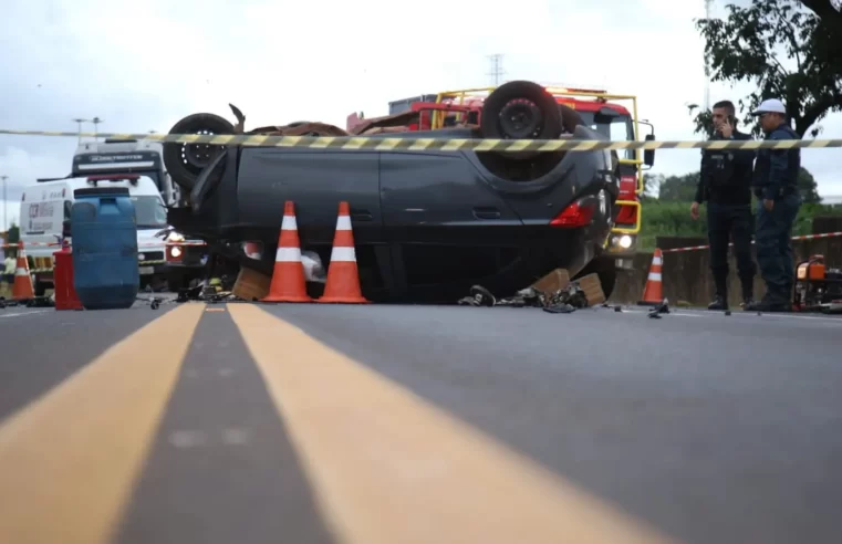 Motorista de 49 anos invade pista contrária, colide em carreta e morre preso às ferragens