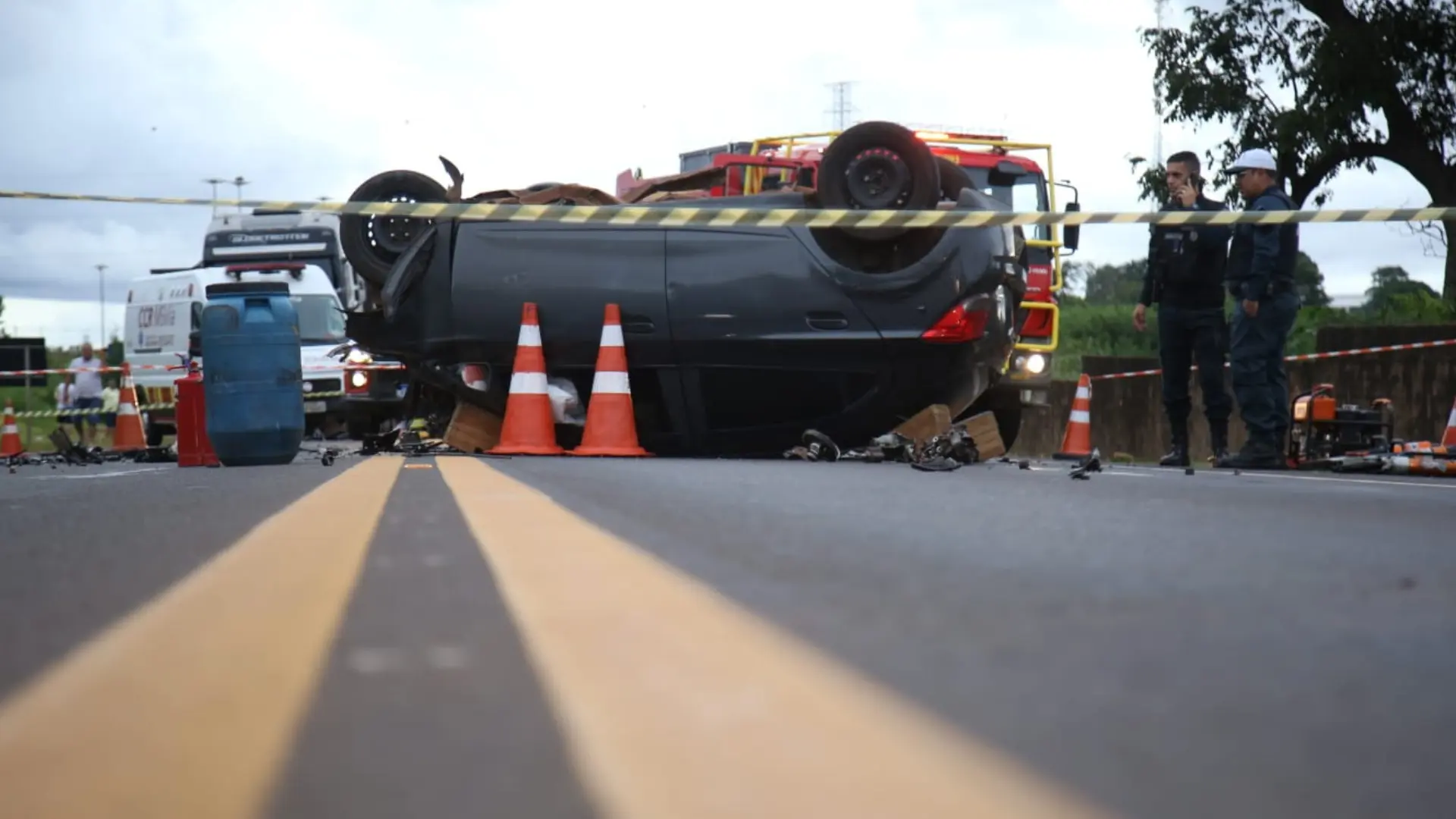 Motorista de 49 anos invade pista contrária, colide em carreta e morre preso às ferragens