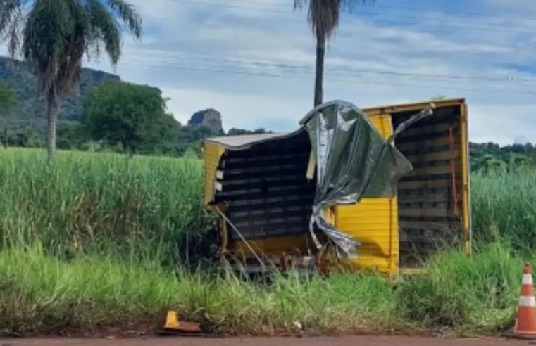 Acidente entre carreta e caminhão baú dos Correios deixa mercadorias espalhadas pela BR-262