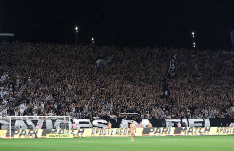 Torcida do Corinthians protesta contra elenco e diretores após derrota na Libertadores: ‘Diretoria omissa e elenco vagabundo’