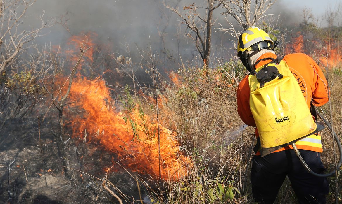 Tempo seco na região central do país favorece aumento de incêndios, alerta meteorologista do Inmet