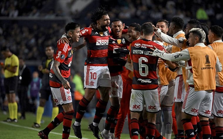 Em noite de recorde de Gabigol, Flamengo luta muito, mas fica no empate com Racing no El Cilindro