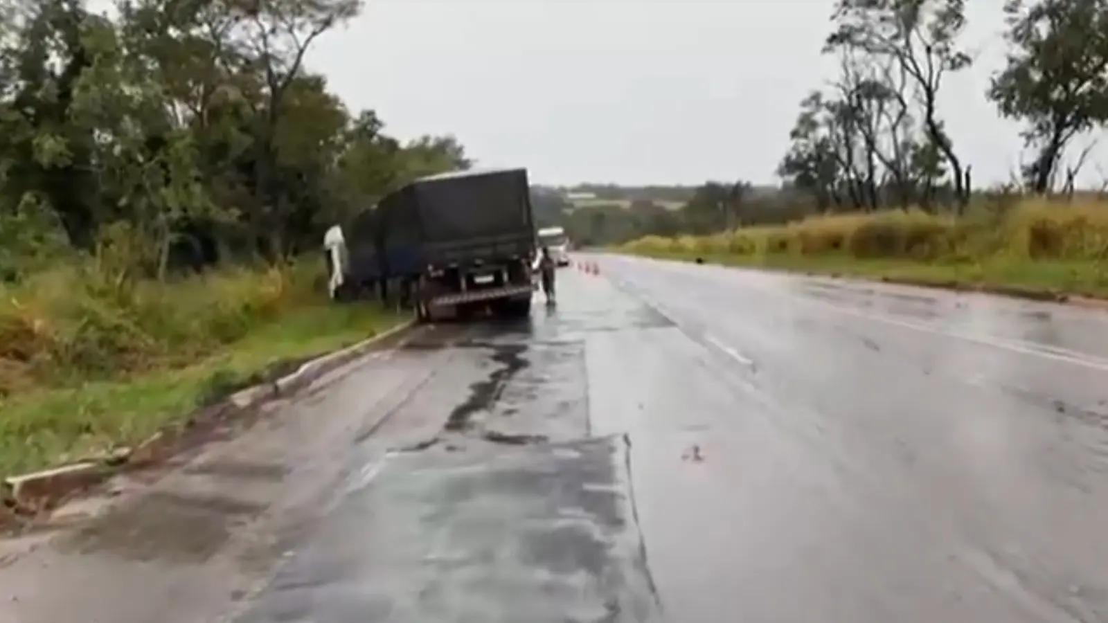 Acidente na BR-267 tem colisão entre duas carretas e ônibus com 46 passageiros