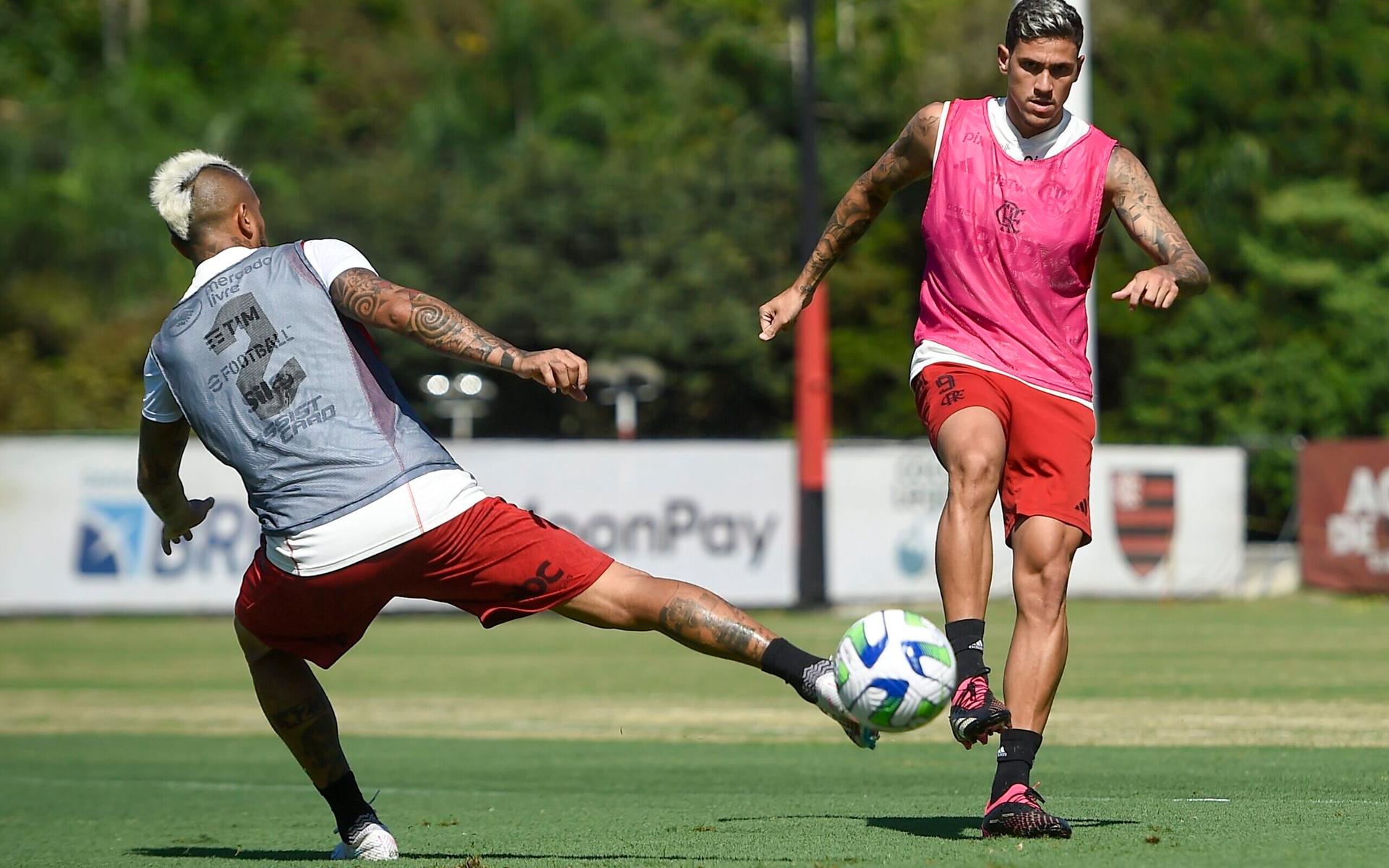 Flamengo confirma lesão na coxa direita do atacante Pedro, que está fora do jogo contra o Bahia