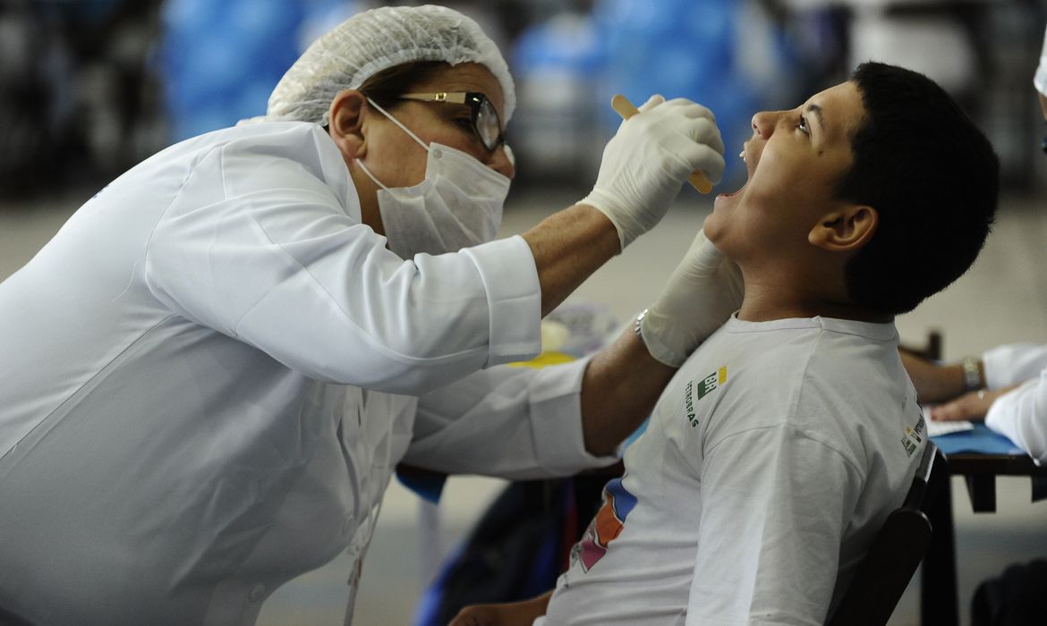 Cárie está entre as doenças bucais mais comuns no Brasil