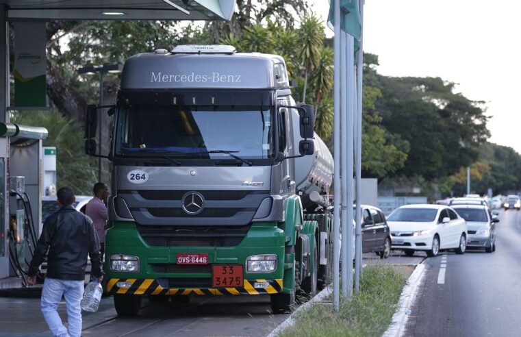 “Desconto no preço de veículos vai encarecer o diesel e prejudicar os pobres”, afirma economista