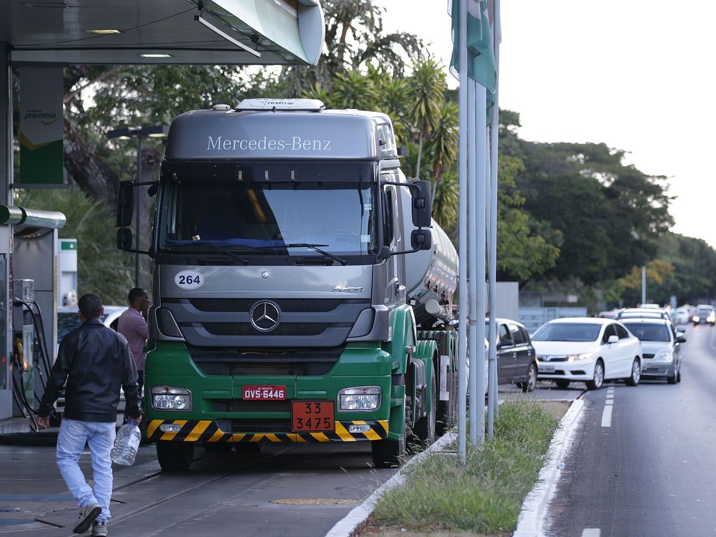 “Desconto no preço de veículos vai encarecer o diesel e prejudicar os pobres”, afirma economista