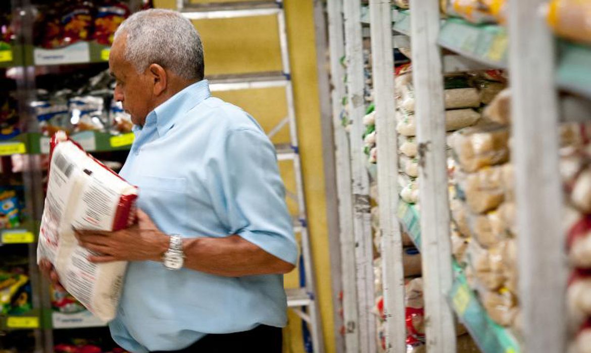 Em maio, custo da cesta básica diminui em 11 capitais