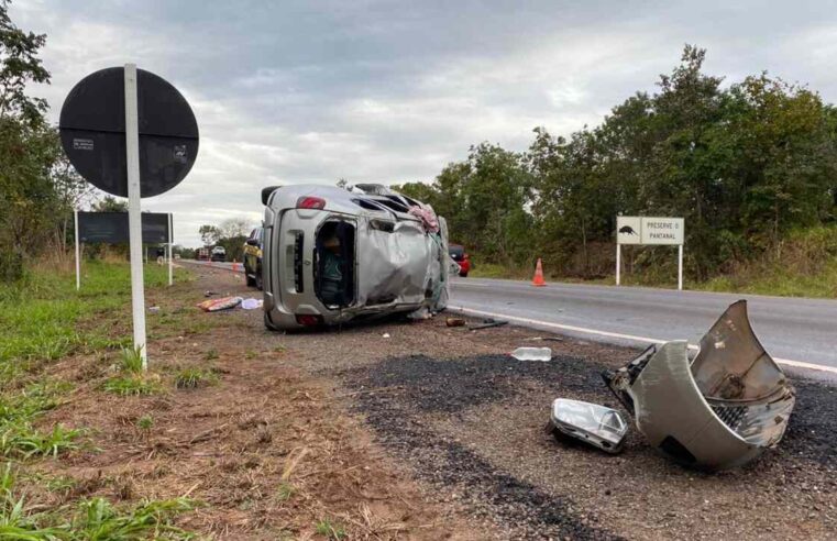 Motorista morre e criança de 9 anos fica gravemente ferida após carro capotar na BR-262