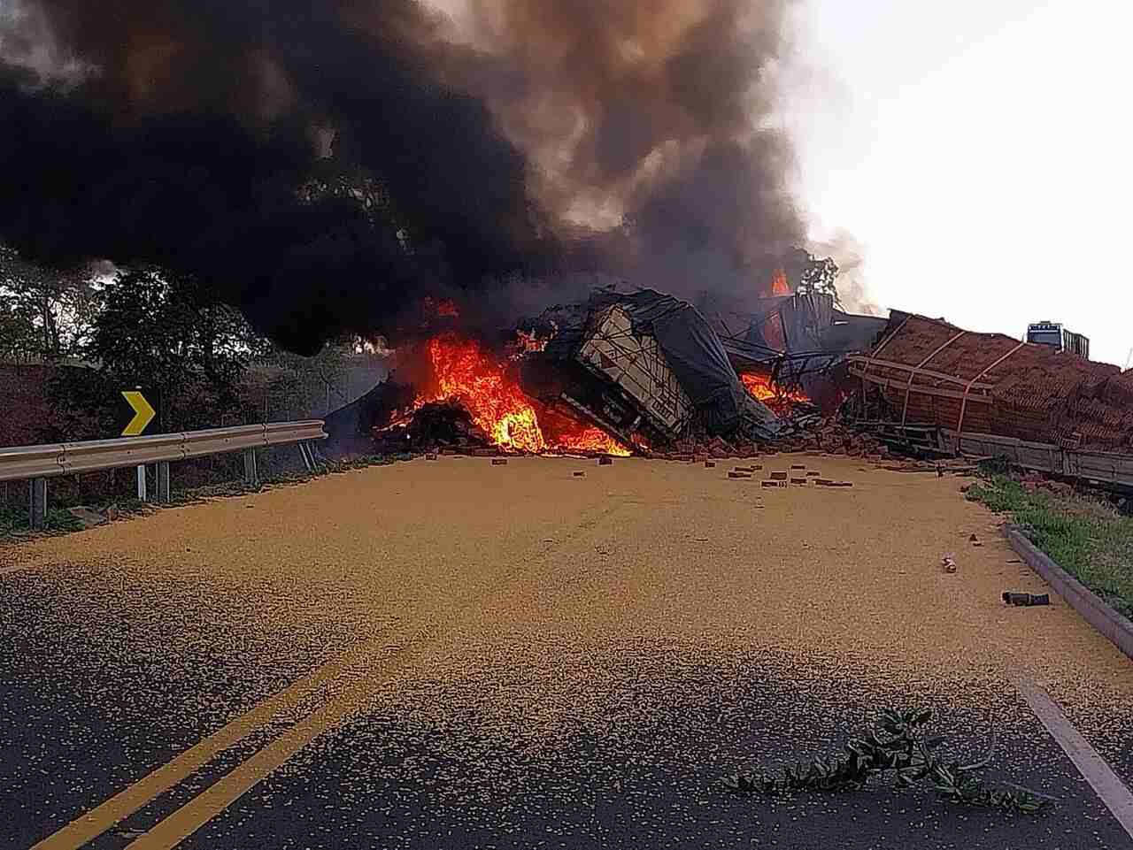 Motorista que morreu carbonizado após acidente com três carretas em MS, tinha 51 anos