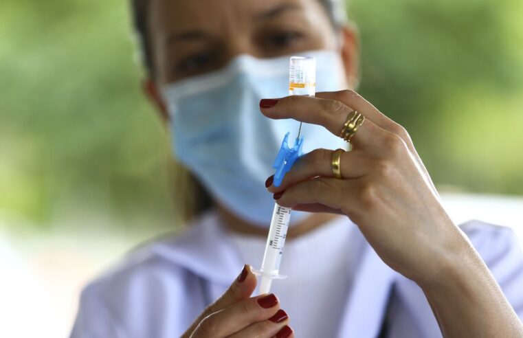 Especialistas acreditam que a vacina ainda é a principal forma de prevenção contra a covid-19 e as novas variantes