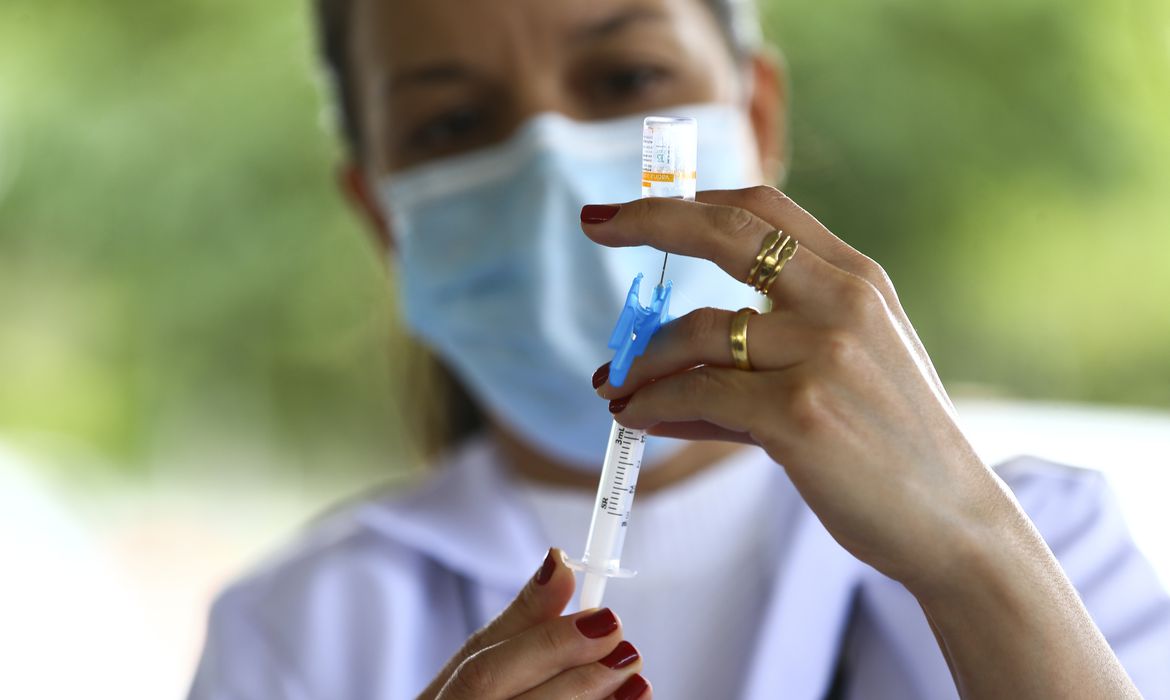 Especialistas acreditam que a vacina ainda é a principal forma de prevenção contra a covid-19 e as novas variantes
