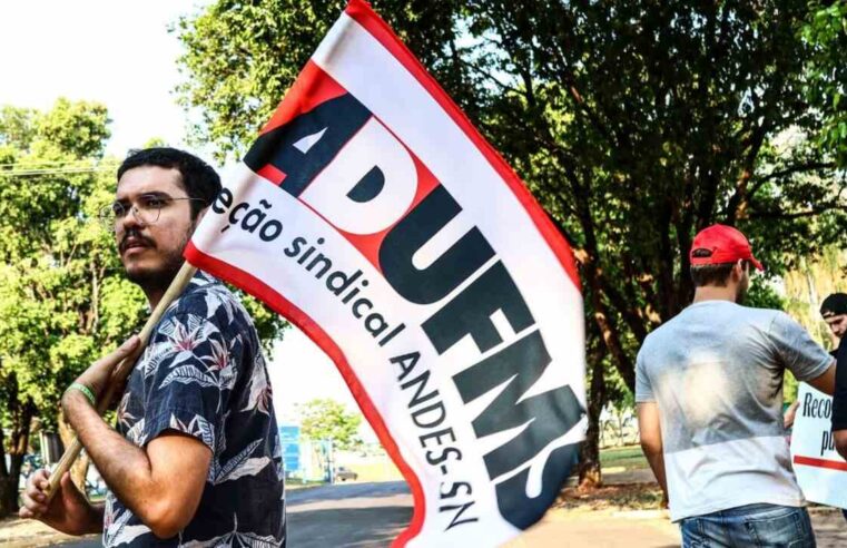 Servidores da UFMS fazem protesto e pedem reajuste de 39% no salário