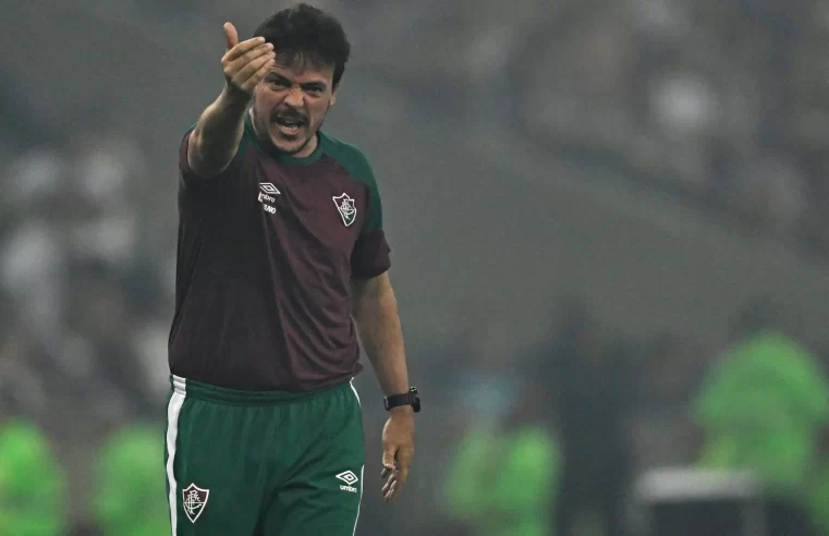 Diniz critica arbitragem e cita expulsão de Samuel Xavier em empate do Fluminense: ‘Nem falta foi’