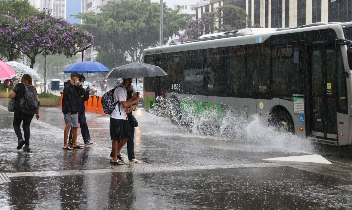 TEMPO: Nova frente fria chega ao Sul; tempo seco predomina no Centro-Oeste e Nordeste