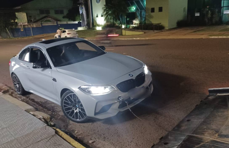 Motorista perde controle da direção e colide BMW contra poste no Chácara Cachoeira
