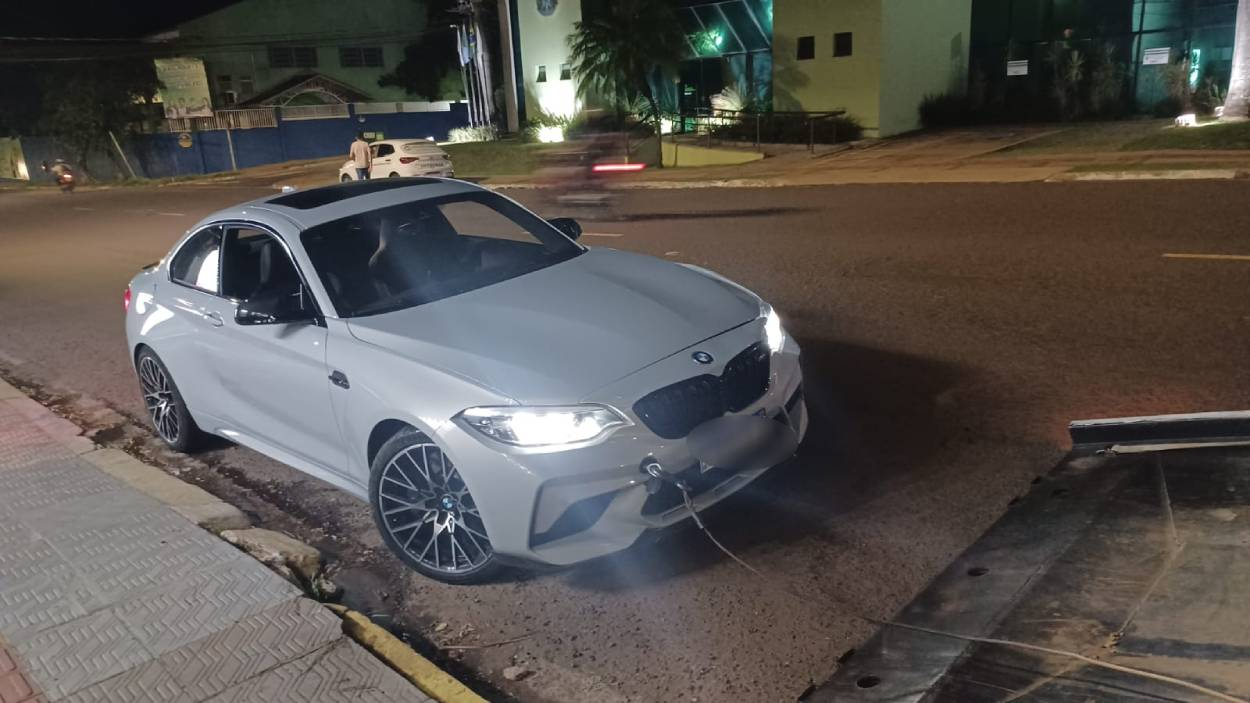 Motorista perde controle da direção e colide BMW contra poste no Chácara Cachoeira