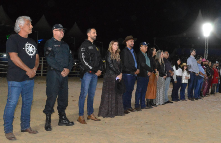 Polícia Militar Recepciona Autoridades e Participa da Abertura de Rodeio em Rio Verde