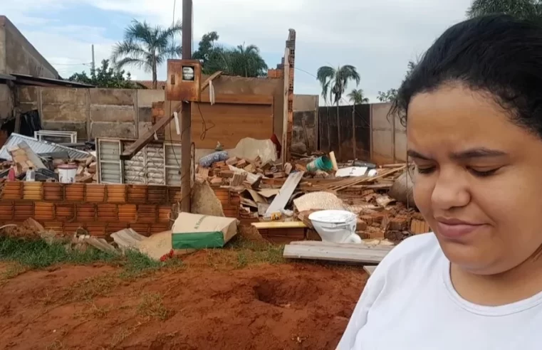 Vento forte derruba casa e moradora precisa de ajuda em Cassilândia