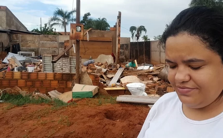 Vento forte derruba casa e moradora precisa de ajuda em Cassilândia