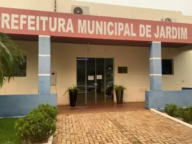 Derrotada nas eleições, prefeita suspende férias de servidores