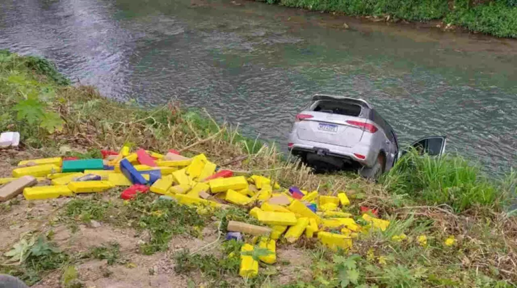 Com maconha do MS, traficantes fogem da polícia em Toyota SW4 e caem em rio do PR