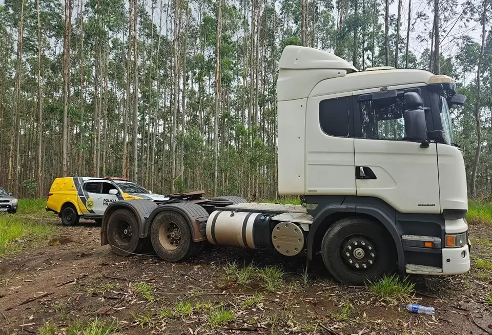 Ação conjunta entre a Polícia de Chapadão do Céu e do Paraná recupera carreta roubado